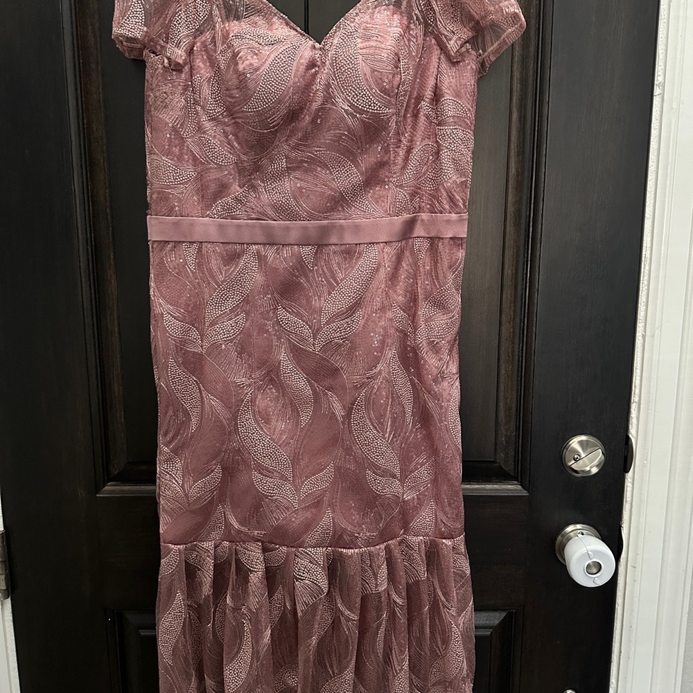 Chic Mauve Lace Midi Dress